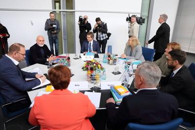 Tarifverhandlungen in Potsdam-stock-foto