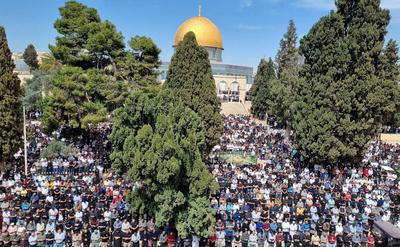 Thousands of Palestinian worshipers gather to perform the second Friday prayer of the holy month of Ramadan at Al-Aqsa Mosque-stock-foto