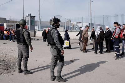 Palestinian Muslim worshippers wait to cross an Israeli army checkpoint in Qalandia in the occupied West Bank-stock-foto