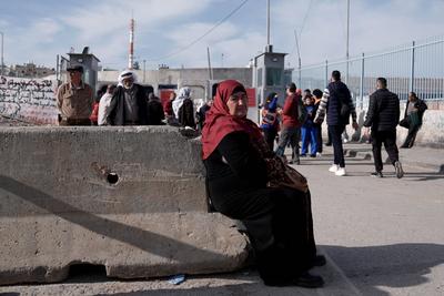 Palestinian Muslim worshippers wait to cross an Israeli army checkpoint in Qalandia in the occupied West Bank-stock-foto