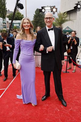 Paulina Porizkova mit Partner Jeff Greenstein bei der Eröffnung des 57. Internationalen Filmfestival Karlovy Vary 2023 i-stock-photo