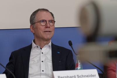 Gutachten Pro-Pflegereform-stock-foto