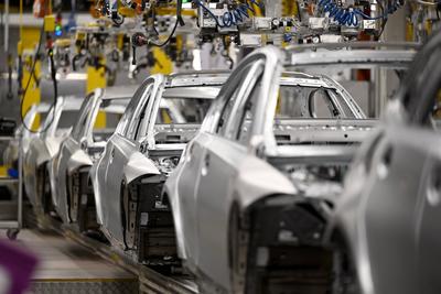 Autos in der Fertigung beim Werksrundgang von Bundeskanzler Olaf Scholz (SPD) im BMW Group Werk M?nchen. (Themenbild, Sy-stock-foto