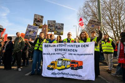 "Berlin ist unk?rzbar - Umverteilung jetzt", Demo gegen die K?rzungspolitik, Berlin, 22.02.2025-stock-foto