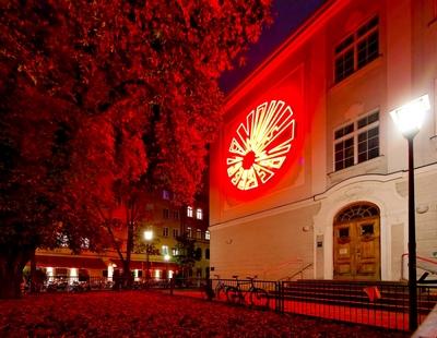 Mahnmal f?r Georg Elser - ein leuchtender, roter Neon-Schriftzug an der Hauswand der Grundschule an der Schwabinger T?r-stock-photo