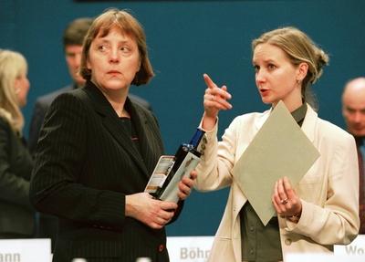 Dr. Angela Merkel, CDU- Parteivorsitzende, mit der CDU - Pressesprecherin Eva Christiansen Essen , den 10.04.2000, Esse-stock-foto