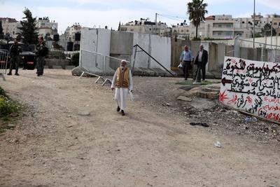 Palestinian Muslim worshippers wait to cross an Israeli army checkpoint in Qalandia in the occupied West Bank-stock-foto