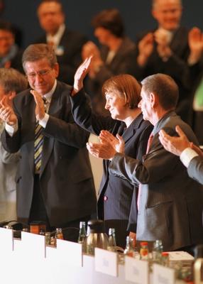 Angela Merkel, designierte CDU - Parteivorsitzende nach ihrer Rede vor den Deligierten des Parteitages in Essen . ( CSU-stock-foto