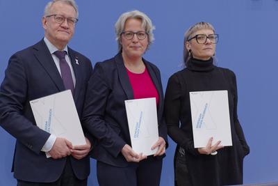 Fonds Sexueller Missbrauch vor dem Aus?-stock-foto
