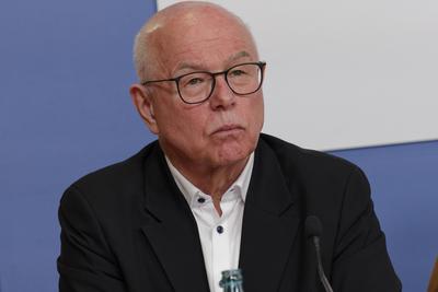 Gutachten Pro-Pflegereform-stock-foto