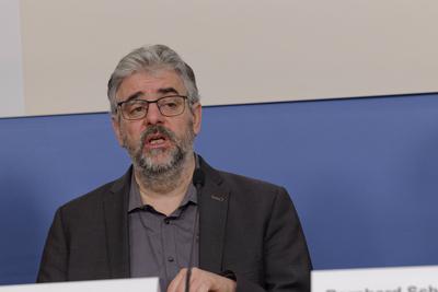 Gutachten Pro-Pflegereform-stock-foto