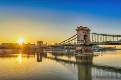 Budapest Hungary, city skyline sunrise at Danube River with Chain Bridge and St. Stephen's Basilica-stock-foto