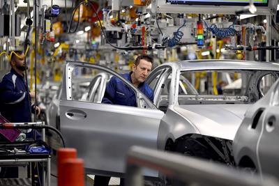 Autos und BMW-Mitarbeiter in der Fertigung beim Werksrundgang von Bundeskanzler Olaf Scholz (SPD) im BMW Group Werk M?nc-stock-foto