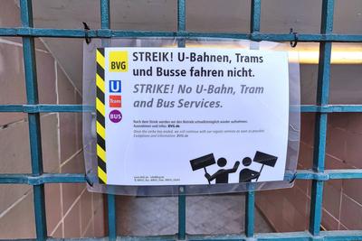 Berlin, Deutschland, 10.02.2025: An einem U-Bahnhof ist der Eingang versperrt und ein Schild wei?t auf den BVG-Streik hi-stock-foto
