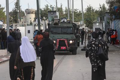 Palestinian Muslims wait in a line to cross an Israeli checkpoint in Bethlehem, in the occupied West Bank-stock-foto