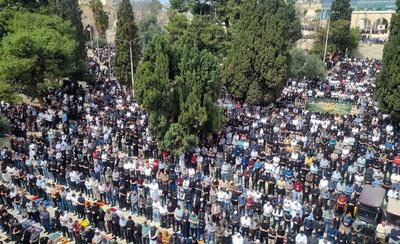Thousands of Palestinian worshipers gather to perform the second Friday prayer of the holy month of Ramadan at Al-Aqsa Mosque-stock-foto
