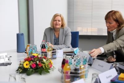 Tarifverhandlungen in Potsdam-stock-foto