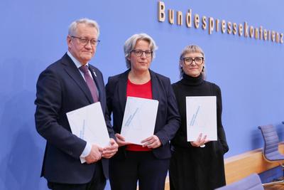 Berlin, Deutschland, 14.03.2025: Bundespressekonferenz: Fonds Sexueller Missbrauch vor dem Aus? ? Warum staatliche Veran-stock-foto