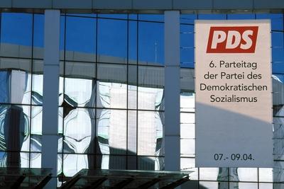 Bildnummer: 50157488  Datum: 07.04.2000  Copyright: imago/R?ttimannPlakat k?ndigt den -6. Parteitag der Partei des Demokratischen Sozialismus- in M?nster an, Objekte, Geb?ude, au?en, Au?enansicht, Reflexionseffekt; 2000, M?nster, Plakat, Plakate, Transparent, Transparente, PDS, Ank?ndigung; , quer, Kbdia, Totale, Parteien, Politik, Veranstaltungsorte, Bauwerke, Schriftzug, Logos, Deutschland,  , Politik-stock-foto