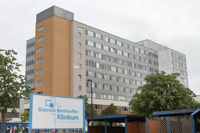 Blick auf das Dietrich Bonhoeffer Klinikum von Neubrandenburg. Das Krankenhaus geh?rt zu den gr??ten medizinischen Einr-stock-foto