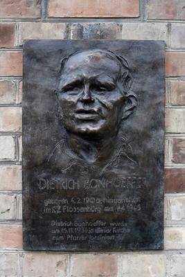 Gedenktafel f?r Dietrich Bonhoeffer an der St. Matth?uskirche im Berliner Stadtteil Tiergarten am 31.01.06. Die von dem-stock-photo