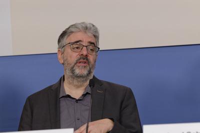 Gutachten Pro-Pflegereform-stock-foto