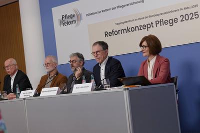 Gutachten Pro-Pflegereform-stock-foto