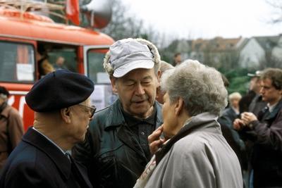 Bildnummer: 50157492  Datum: 07.04.2000  Copyright: imago/R?ttimann?ltere Genossen im ernsten Gespr?ch, Personen, Objekte; 2000, M?nster, Wahlkampf, Bus, Busse, Genosse, Senior, Senioren, alt, alte, PDS, Wahlkampfveranstaltung, Parteitag, Parteitage; , quer, Kbdia, Gruppenbild, Parteien, Politik, Fahrzeuge, Deutschland,  , Politik-stock-foto