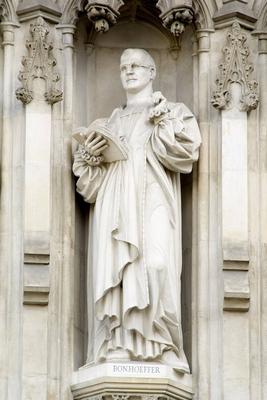 An der Westfront der Westminster Abbey in London steht eine Reihe mit 10 Statuen von M?rtyrern des 20. Jahrhunderts, da-stock-photo
