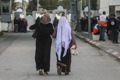 Palestinian Muslims wait in a line to cross an Israeli checkpoint in Bethlehem, in the occupied West Bank-stock-foto
