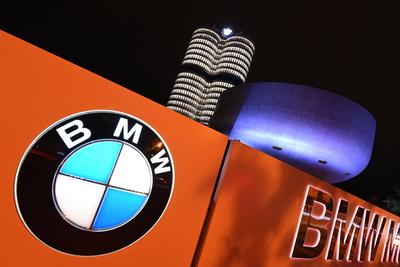 BMW Konzernzentrale mit BMW Logo,Markenemblem,Hochhaus,Doppelkegel, Unternehmenszentrale,BMW Museum,Gebaeude.Zentrale,Au-stock-foto