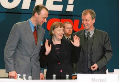 CDU- Parteivorsitzende Angela Merkel mit dem CDU/CSU Fraktionsvorsitzenden Friedrich Merz (li) und dem CDU - Generalsek-stock-foto