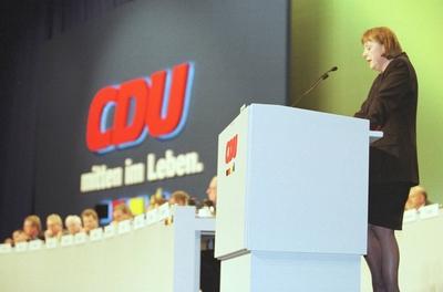 Die neue Parteichafin Angela Merkel spricht auf dem CDU-Parteitag in Essen (10. April 2000). *** The new party leader A-stock-photo
