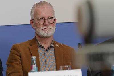 Gutachten Pro-Pflegereform-stock-foto