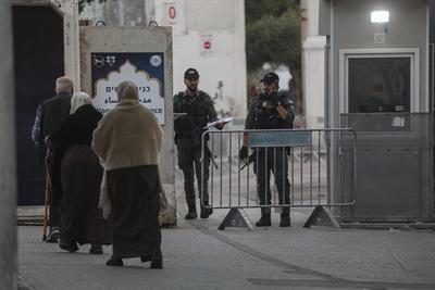 Palestinian Muslims wait in a line to cross an Israeli checkpoint in Bethlehem, in the occupied West Bank-stock-foto