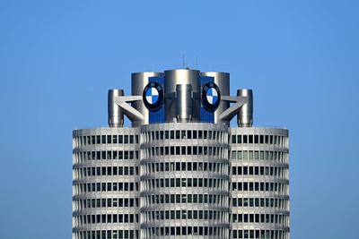 BMW Konzernzentrale mit BMW Logo,Markenemblem,Hochhaus,Doppelkegel, Unternehmenszentrale,BMW Museum,Gebaeude.Zentrale,Au-stock-foto