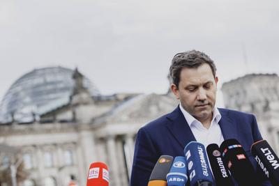 Pressestatement Lars Klingbeil-stock-foto
