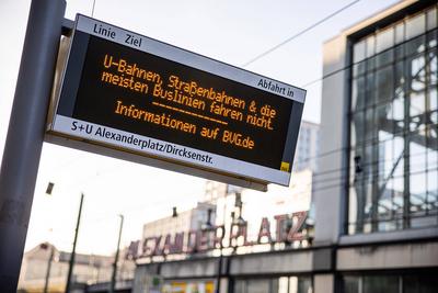 Eine Anzeige mit Hinweis zum Streik am Bahnhof Alexanderplatz. Warnstreik der Gewerkschaft ver.di im ?ffentlichen Person-stock-foto