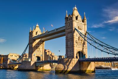 Tower Bridge, London:  Ansicht der Br?ckenstruktur und der Umgebung-stock-photo