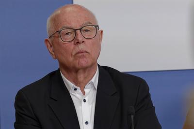 Gutachten Pro-Pflegereform-stock-foto