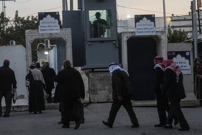 Palestinian Muslims wait in a line to cross an Israeli checkpoint in Bethlehem, in the occupied West Bank-stock-foto