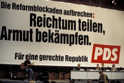 Bildnummer: 50157493  Datum: 07.04.2000  Copyright: imago/R?ttimannMotto der PDS auf dem Parteitag in M?nster: -Die Reformblockaden aufbrechen: Reichtum teilen, Armut bek?mpfen-, Objekte, Personen; 2000, M?nster, Wahlkampf, Wahlkampfveranstaltung, Parteitag, Parteitage, Plakat, Plakate, Transparent, Transparente, Banner, B?hne, B?hnen; , quer, Kbdia, Totale, Parteien, Politik, Schriftzug, Logos, Deutschland,  , Politik-stock-foto