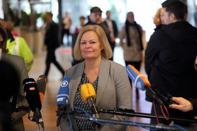 Tarifverhandlungen in Potsdam-stock-foto
