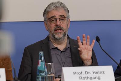 Gutachten Pro-Pflegereform-stock-foto