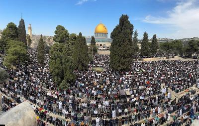Thousands of Palestinian worshipers gather to perform the second Friday prayer of the holy month of Ramadan at Al-Aqsa Mosque-stock-foto