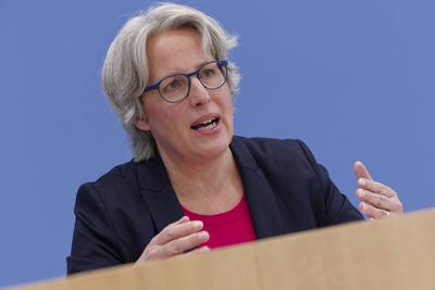 Fonds Sexueller Missbrauch vor dem Aus?-stock-foto