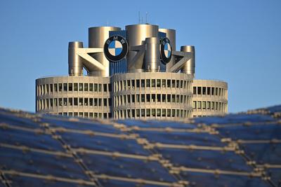 BMW Konzernzentrale mit BMW Logo,Markenemblem,Hochhaus,Doppelkegel, Unternehmenszentrale,BMW Museum,Gebaeude.Zentrale,Au-stock-foto