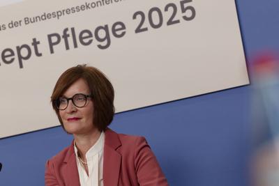 Gutachten Pro-Pflegereform-stock-foto
