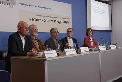 Gutachten Pro-Pflegereform-stock-foto