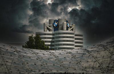 06.11.2024, BMW-M?nchen, Symbol-Foto: ?ber der M?nchner BMW-Konzernzentrale zucken Blitze aus Gewitterwolken auf die Kon-stock-foto
